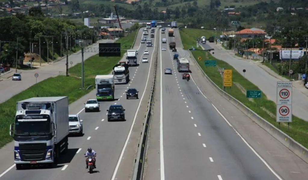 Rodovia BR - veículos transitanto