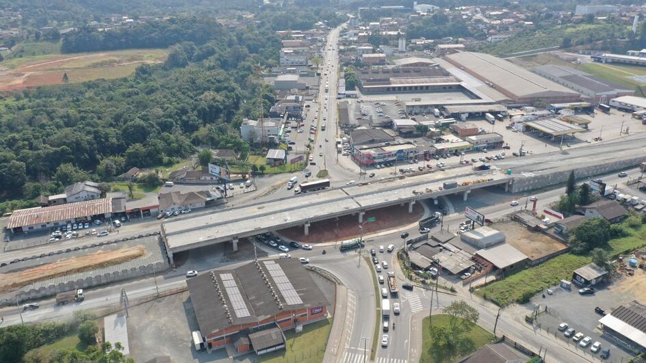 Rodovia BR 470- veículos transitanto